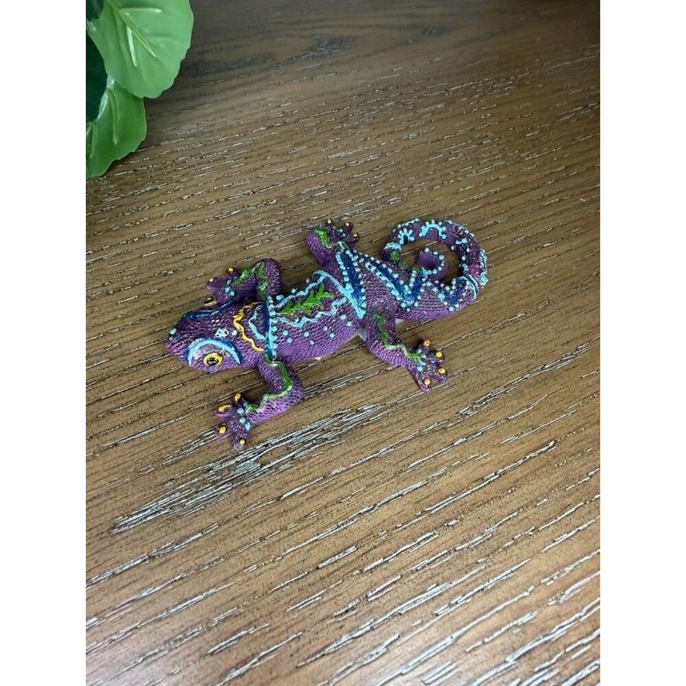 Beaded lizard decor